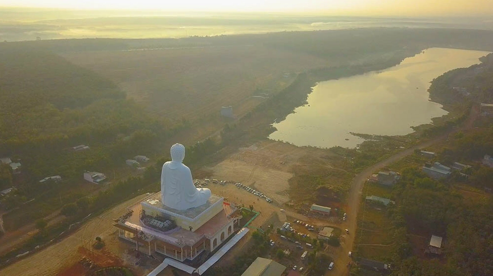 Khuôn viên xanh mát với nhiều cây cối xum xuê mang lại bóng râm cho Phật tử