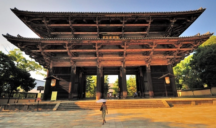 Kiến trúc bề thế của cổng Nandaimon tại quần thể di tích chùa Todai-ji