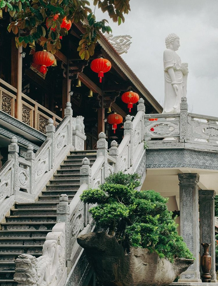 Kiến trúc cổ kính của chánh điện chùa Khải Đoan được xây dựng từ những năm giữa thế kỷ hai mươi