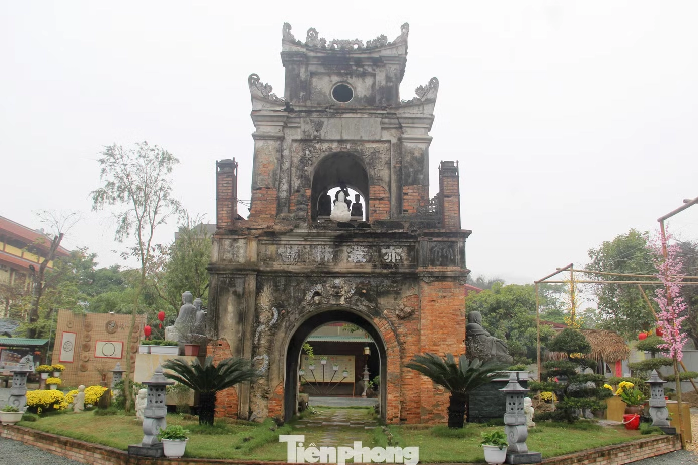 Kiến trúc cổng tam quan 3 tầng uy nghi được xây bằng gạch và khảm sành tinh xảo