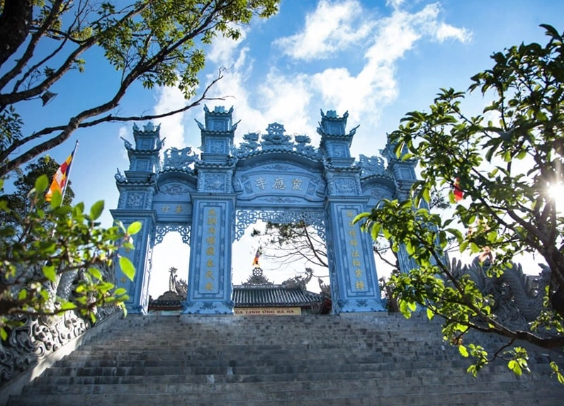 Kiến trúc Cửa Tam Quan bề thế mang đậm giá trị văn hóa Phật giáo truyền thống