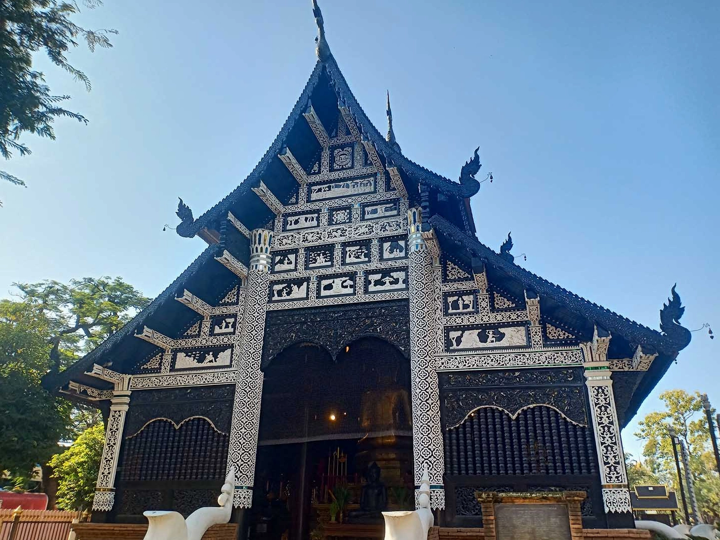 Kiến trúc gạch trần mộc mạc phía bên ngoài tại chùa cổ Lok Molee