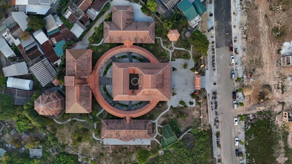 Kiến trúc hành lang dài vô tận với những cột trụ được chạm khắc tinh xảo