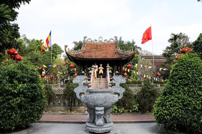 Kiến trúc mái ngói cổ kính tại Chùa Dư Hàng Hải Phòng