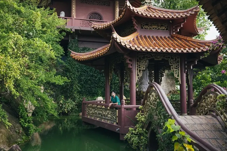 Kiến trúc mái ngói cong vút cổ kính của Chùa Hang Châu Đốc