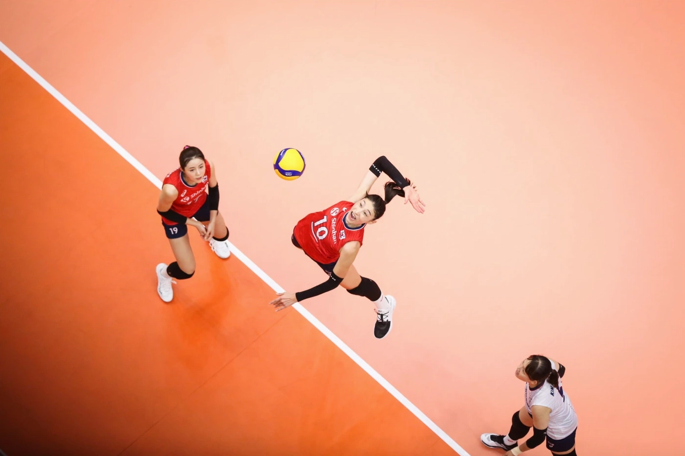 Kim Yeon-koung thực hiện pha bật nhảy đập bóng tấn công trên không dũng mãnh