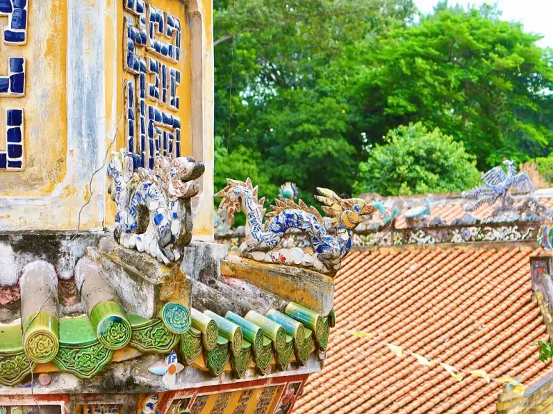 Kỹ thuật đính khảm sành sứ tạo hoa văn trên nóc chùa ở chùa Hội Khánh