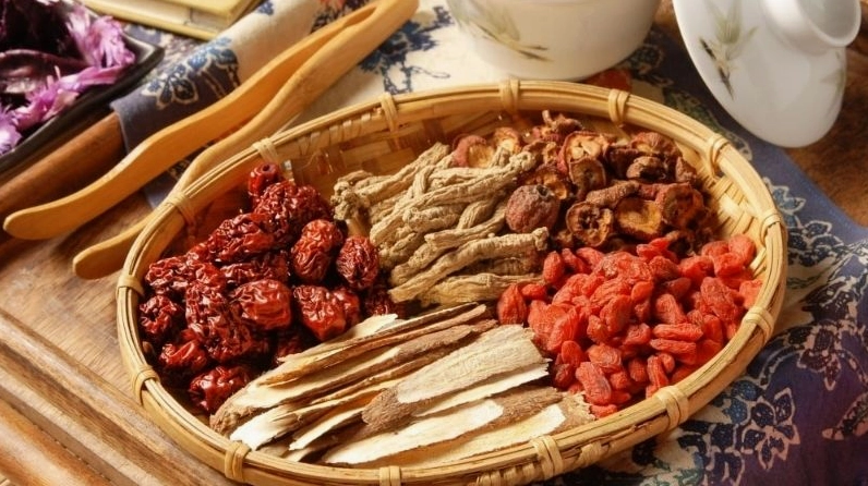 Kỷ tử sau khi được phơi khô có thể nấu cùng với thức ăn hoặc kết hợp với các vị thuốc khác giúp bồi bổ cơ thể