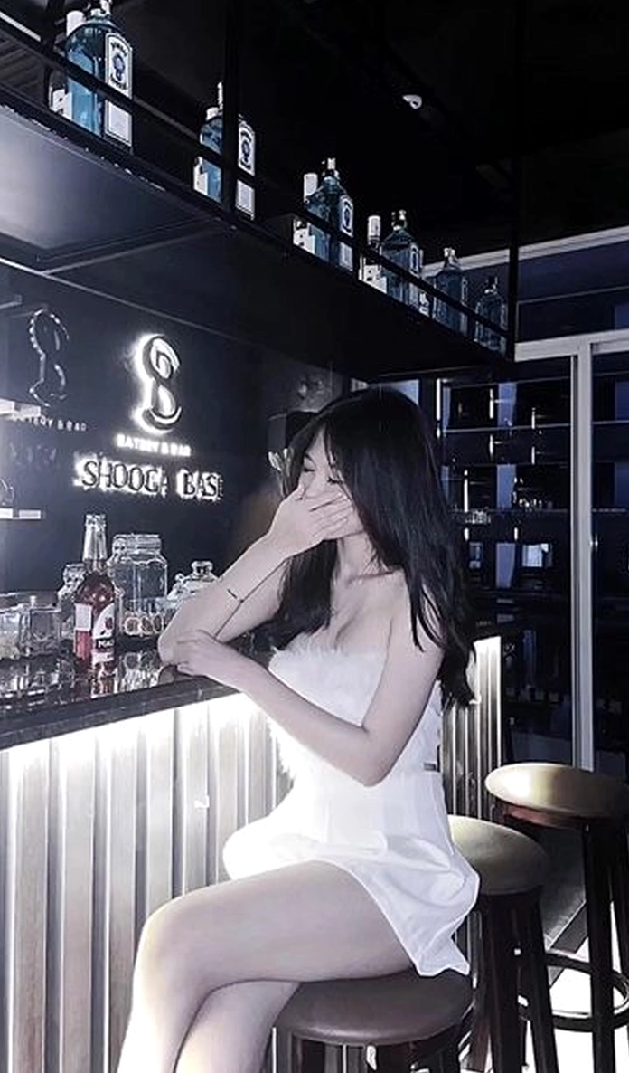 Làn da trắng ngần nổi bật nhờ sự tương phản với chiếc váy ngắn tối màu