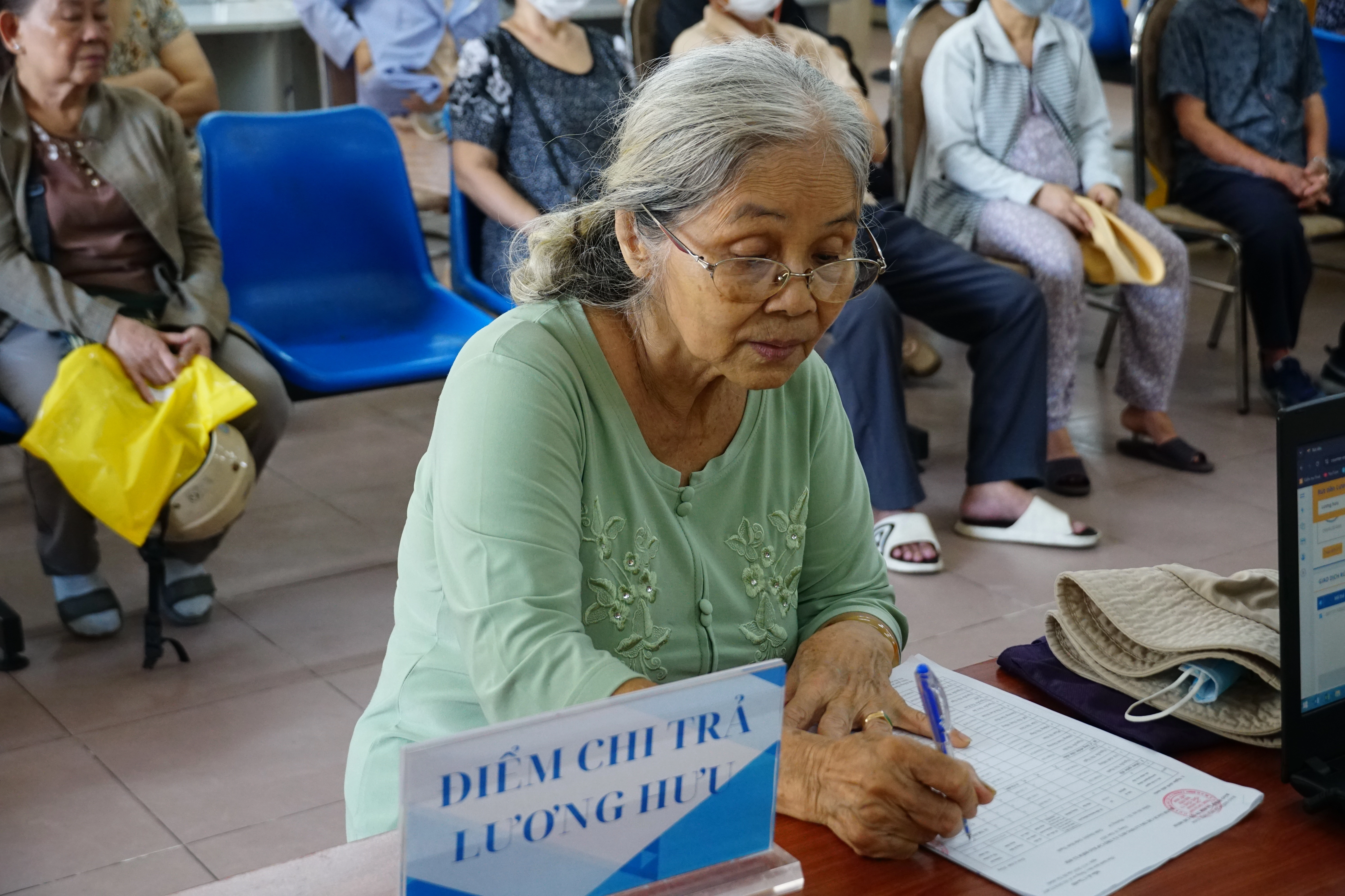 Lịch trả lương hưu trợ cấp tháng 4 tại TPHCM
