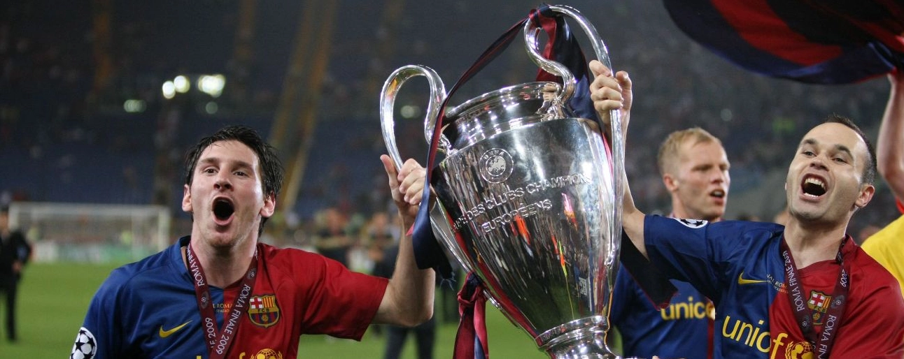 Lionel Messi và Andres Iniesta của Barcelona cùng nâng cao chiếc cúp vô địch sau trận chung kết UEFA Champions League
