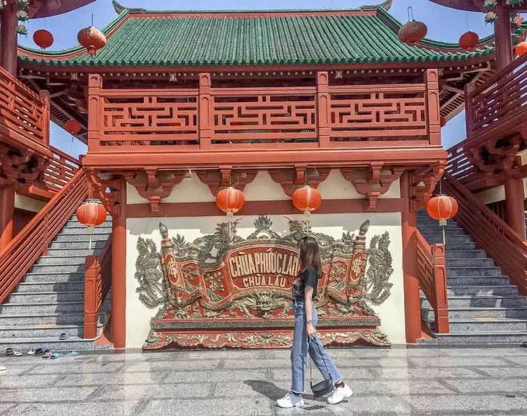 Lối đi bậc thang dẫn lên khu vực chánh điện trang nghiêm