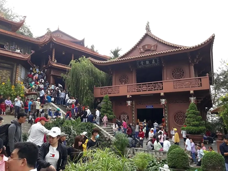 Lối đi nhỏ dẫn vào khu vực chánh điện thiêng liêng tràn ngập ánh sáng tự nhiên