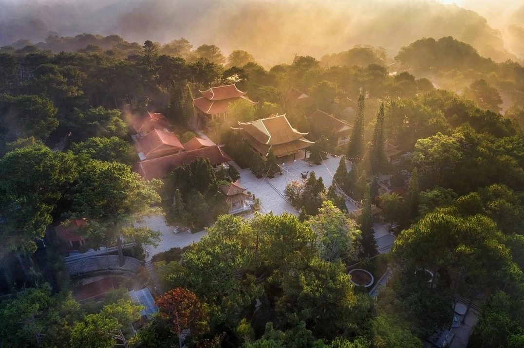 Lối đi rợp bóng mát dẫn bước du khách thập phương vào không gian thanh tịnh