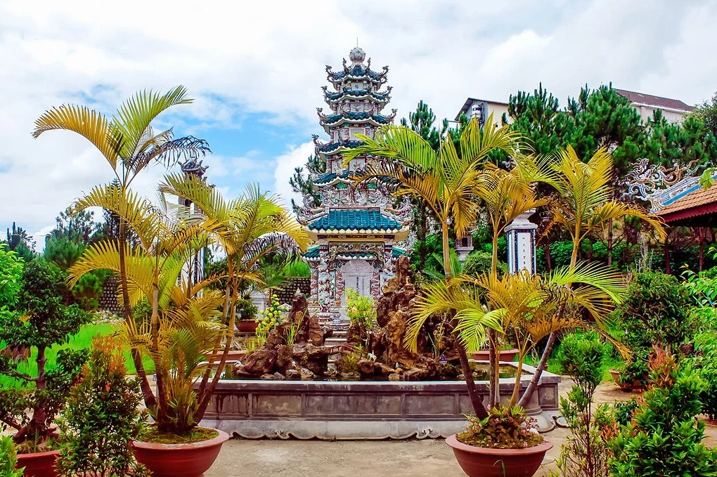 Lối đi rợp bóng mát dẫn vào khuôn viên thanh bình của Chùa Linh Sơn