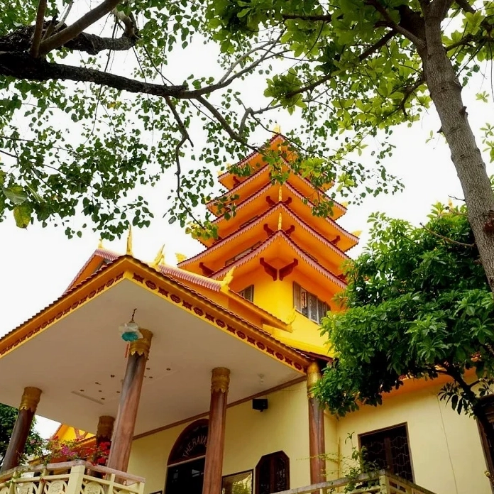 Lối đi rợp bóng mát dẫn vào khuôn viên thanh tịnh của nhà chùa