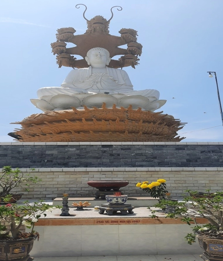 Lối đi thanh tịnh dẫn vào các khu vực thờ tự bên trong khuôn viên chùa Pháp Long