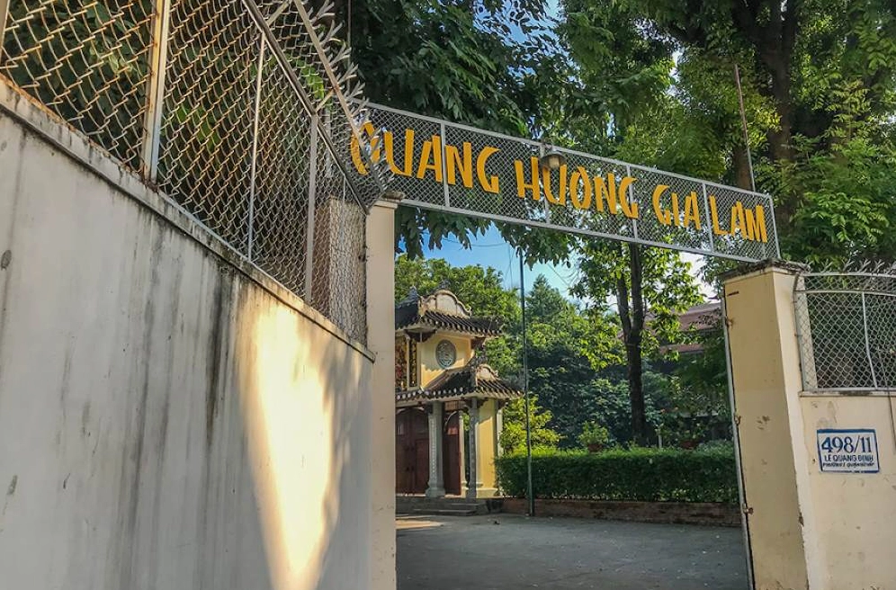 Lối đi từ cổng chùa Già Lam Gò Vấp dẫn thẳng vào khu vực hầm gửi xe miễn phí dành cho khách thập phương