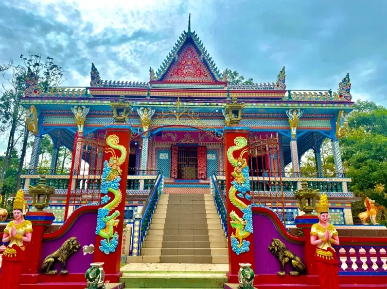 Lối đi vào chánh điện Chùa Chén Kiểu với những hàng cột vững chãi và họa tiết trang trí bắt mắt