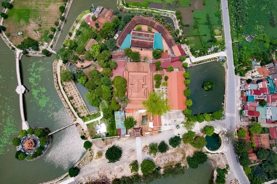 Lối kiến trúc tinh xảo và cổ kính bên trong khuôn viên Chùa Đậu