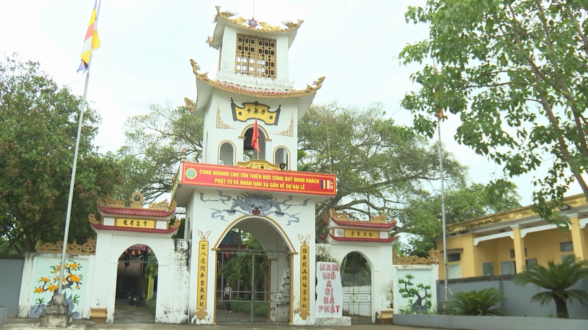 Lối vào khu vực hầm ngầm bí mật ẩn sâu dưới nền gạch cổ kính của chốn thiền môn