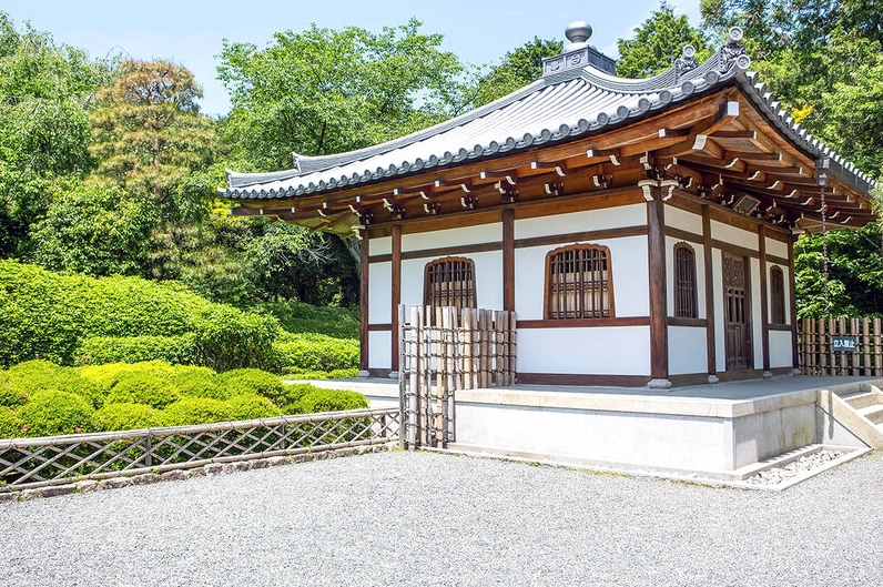 Lối vào quang đãng và trang nghiêm của ngôi chùa Ryoanji tại cố đô Kyoto