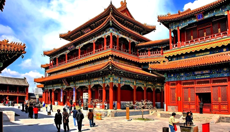 Lối vào Ung Hòa Cung rợp bóng cây xanh mang lại cảm giác bình yên thanh tịnh