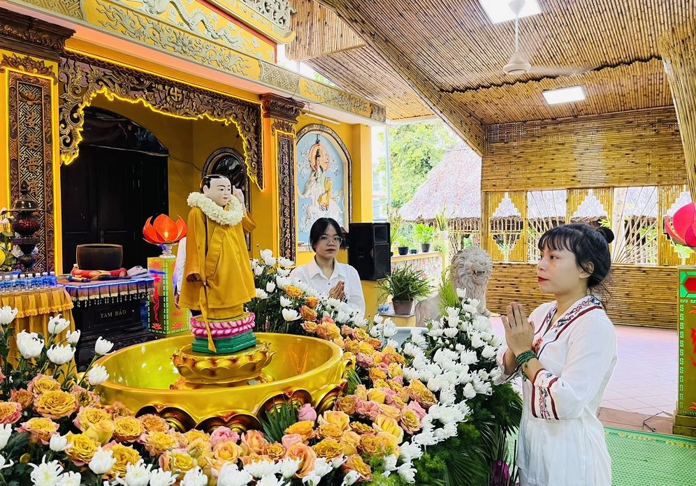 Lựa chọn trang phục lịch sự và kín đáo khi đến chiêm bái tại Chùa Phước Tường