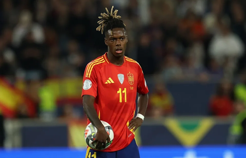 Luís Figo phát biểu với tư cách chuyên gia phân tích chiến thuật của Real Madrid