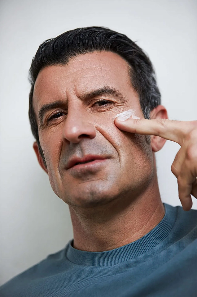 Luís Figo với phong thái lịch lãm đặc trưng của một quý ông sân cỏ