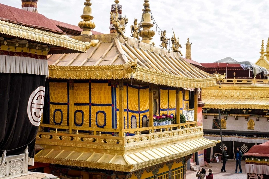 Mái Chùa Đại Chiêu Jokhang mang đậm dấu ấn thời gian với những họa tiết mạ vàng rực rỡ