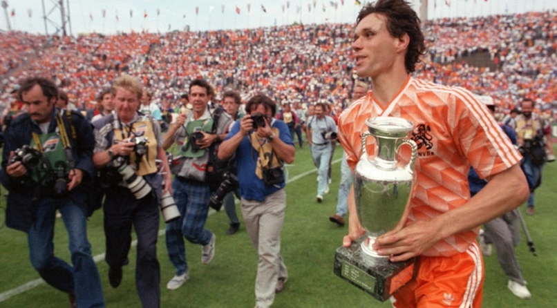 Marco van Basten ăn mừng bàn thắng trong màu áo AC Milan tại đấu trường châu Âu