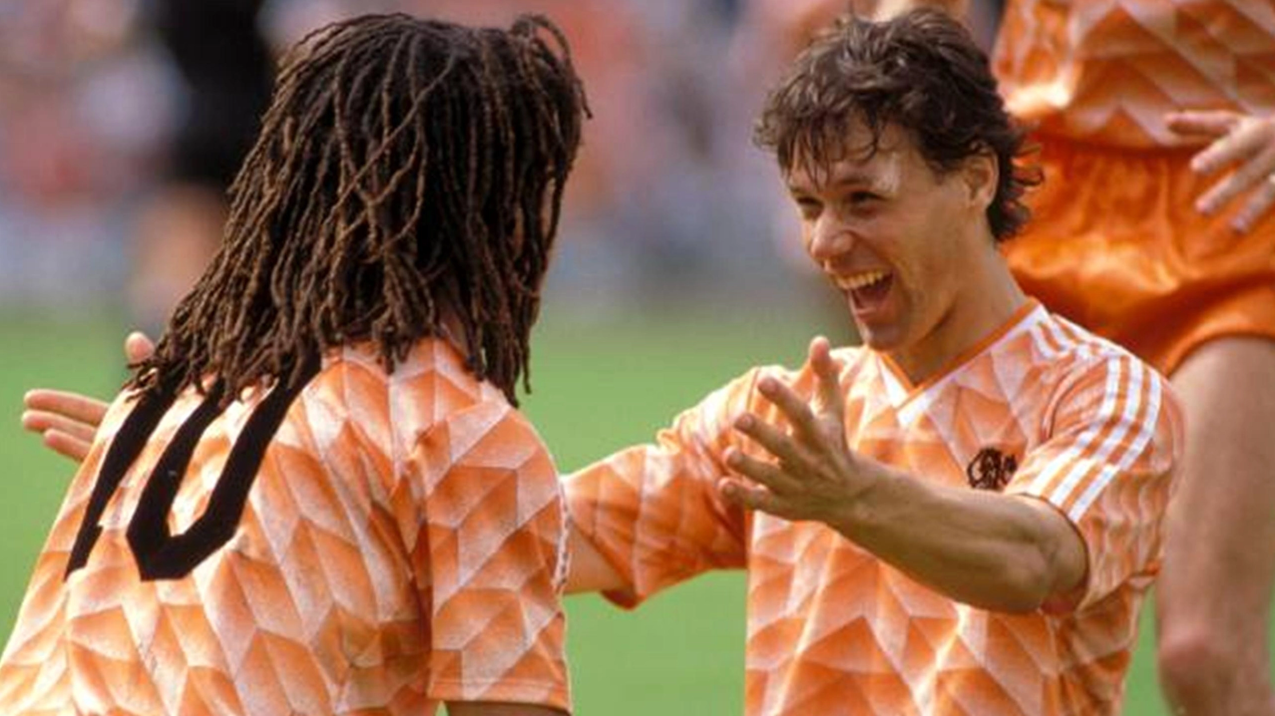 Marco van Basten trong một pha xử lý bóng đẳng cấp tại giải vô địch châu Âu