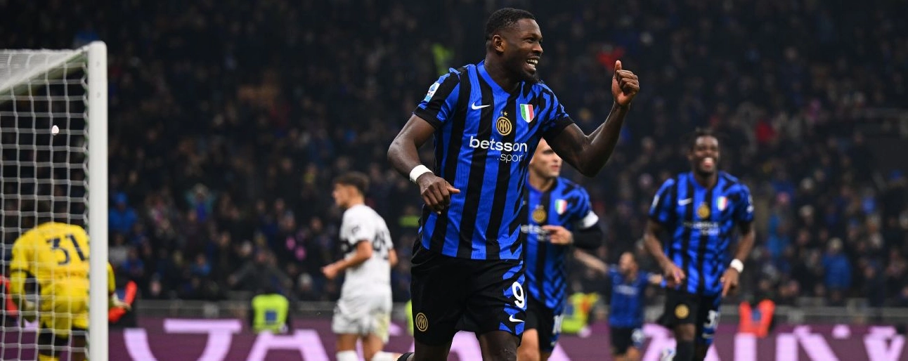 Marcus Thuram ăn mừng bàn thắng cùng Nicolò Barella trong trận đấu tại sân vận động Giuseppe Meazza