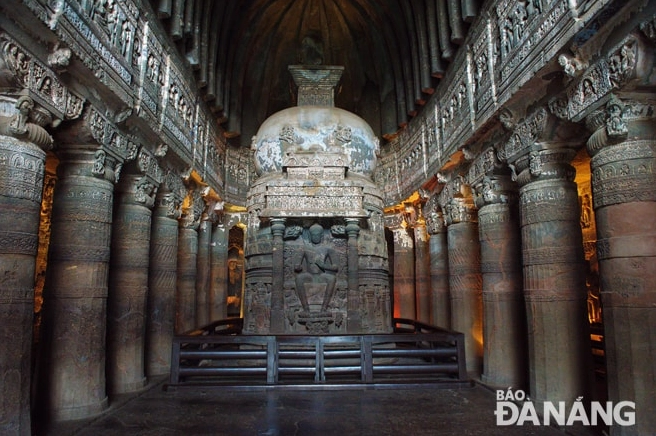 Mặt ngoài của một ngôi chùa hang với những cột đá được đục đẽo công phu