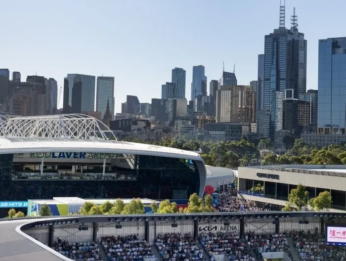 Mặt sân Australian Open một đấu trường khắc nghiệt khác thử thách sự dẻo dai của các tay vợt hàng đầu