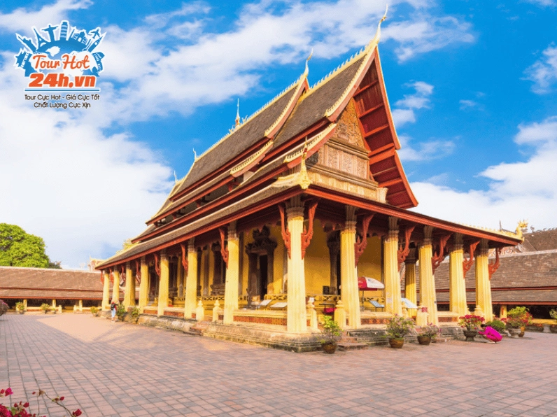 Mặt tiền chính điện ngôi chùa Sisaket uy nghi tráng lệ bừng sáng dưới ánh mặt trời