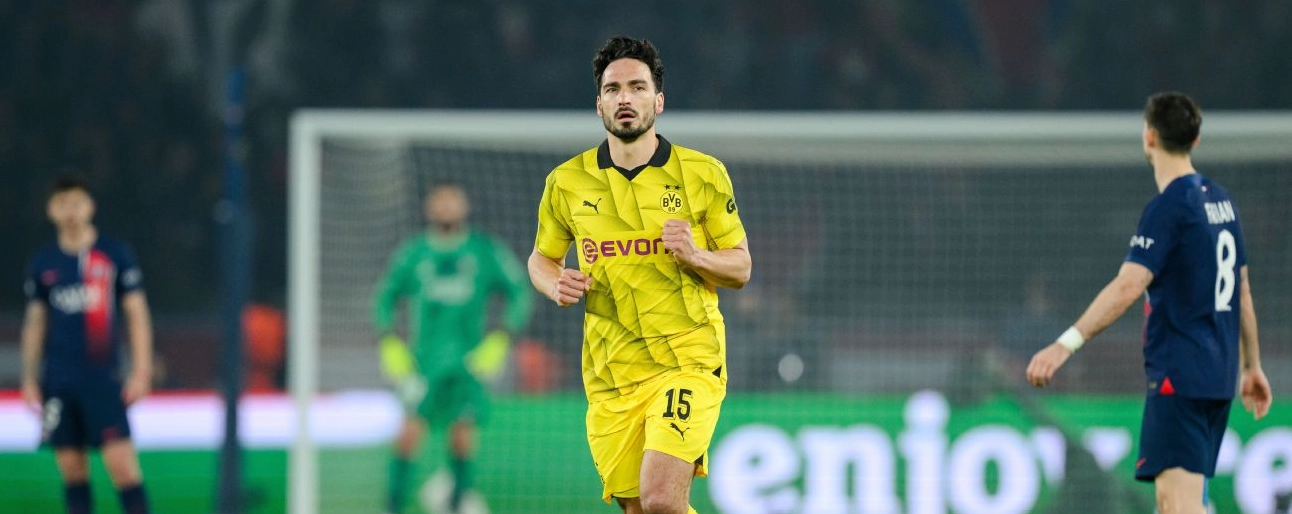 Mats Hummels rưng rưng vẫy tay chào tạm biệt khán đài Signal Iduna Park