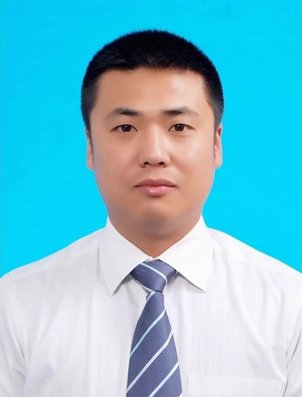 Mẫu ảnh thẻ cho nam mặc áo vest mang caravat sọc xanh trên phông nền xanh dương