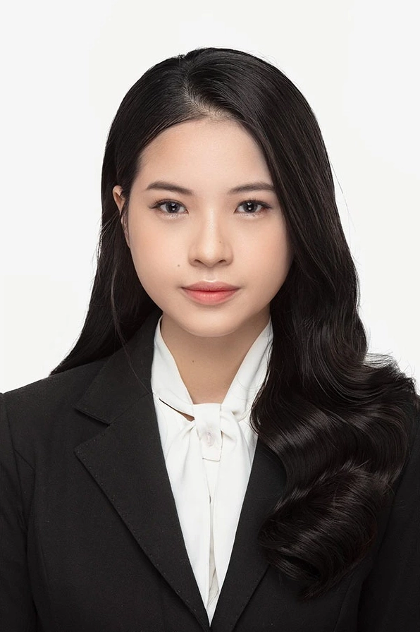 Mẫu ảnh thẻ nữ trên phông nền màu xám chuyên nghiệp tạo hình tóc gọn gàng
