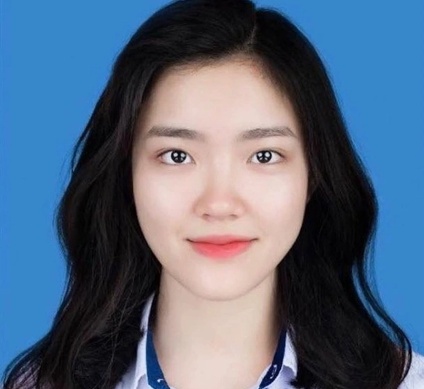 Mẫu ảnh thẻ trên phông nền xanh đậm cho nữ với tạo hình tóc xõa dài và chiếc áo trắng tuyệt đẹp