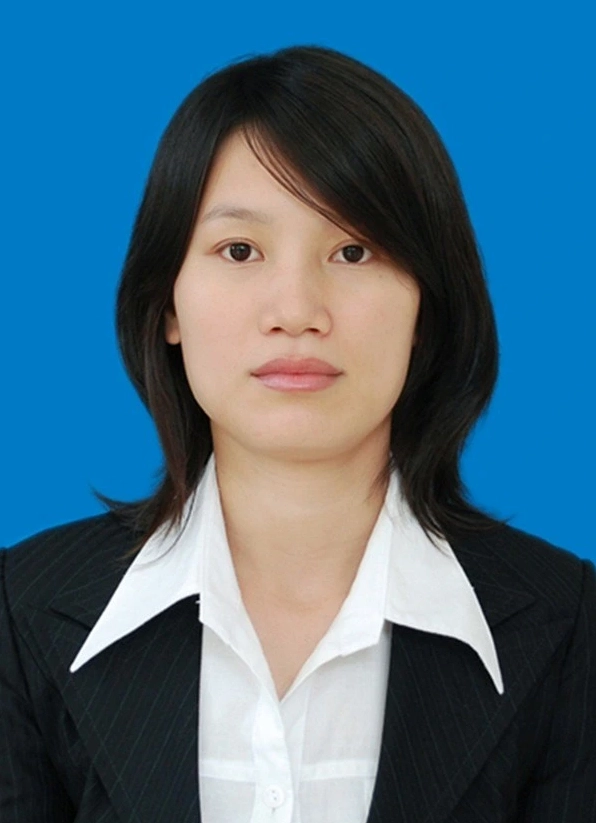 Mẫu ảnh thẻ trên phông nền xanh dương cho nữ với tạo hình tóc xõa 2 bên cùng chiếc vest
