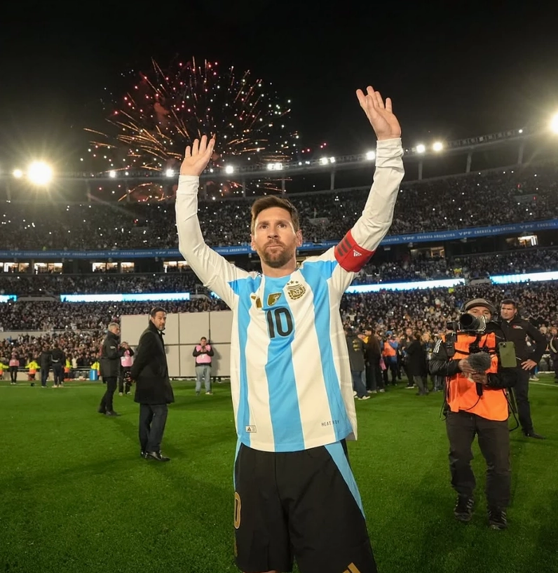 Mẫu messi hình nền điện thoại chuẩn bị thực hiện cú sút phạt đẳng cấp