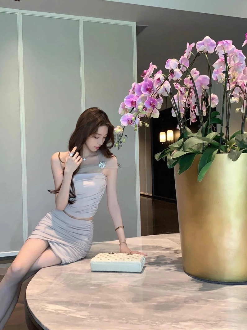 Mẫu nữ sải bước tự tin trên phố với bộ đầm thiết kế cắt xẻ tinh tế tôn dáng vạn người mê