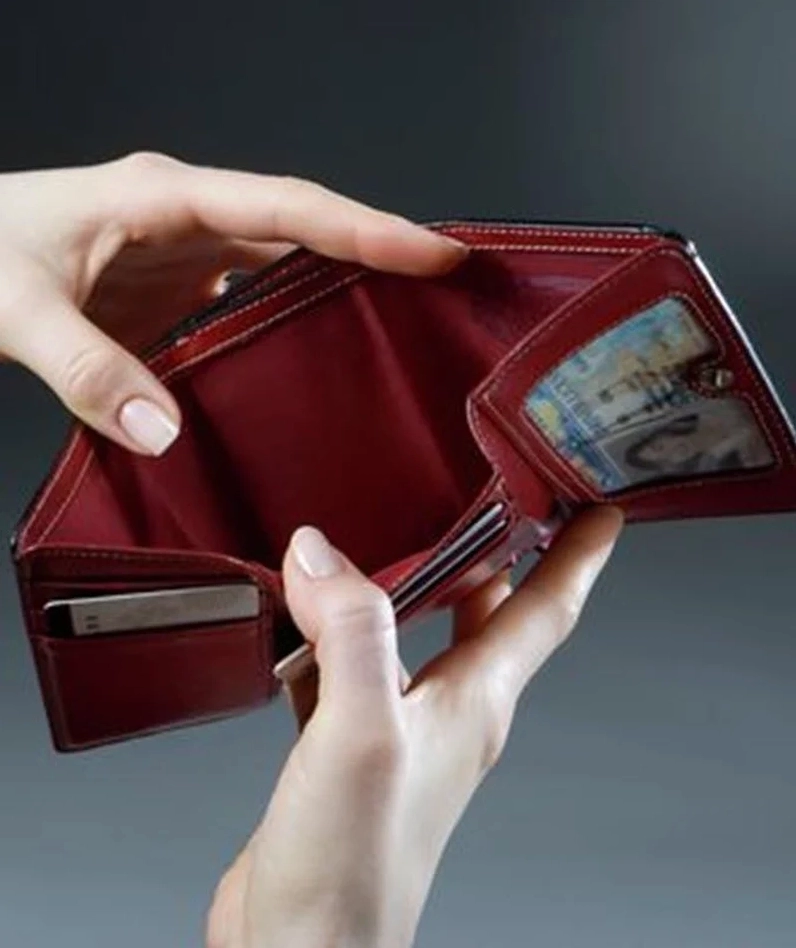 Meme cầm tiền đầy năng lượng