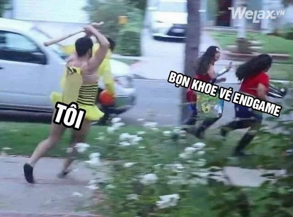 Meme cảnh một người bóp cổ người kia với dòng chữ chú thích hài hước