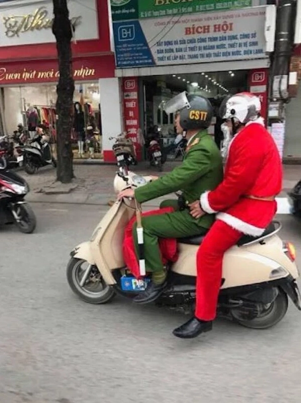 meme chú công an đang nhìn với ánh mắt trìu mến
