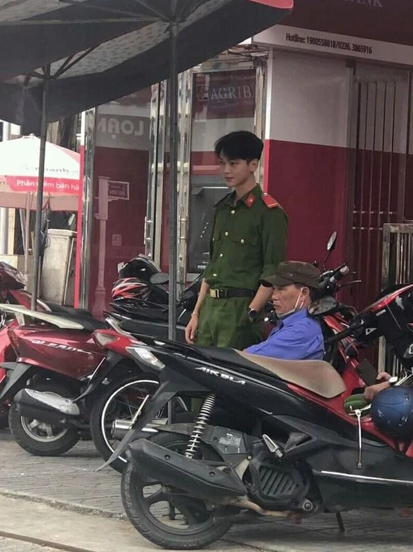 meme chú công an ơi chỉ tay vào mặt