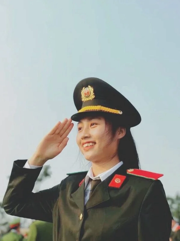 meme công an chào nghiêm túc nhưng vẫn buồn cười