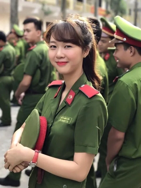 meme công an cười tươi rói